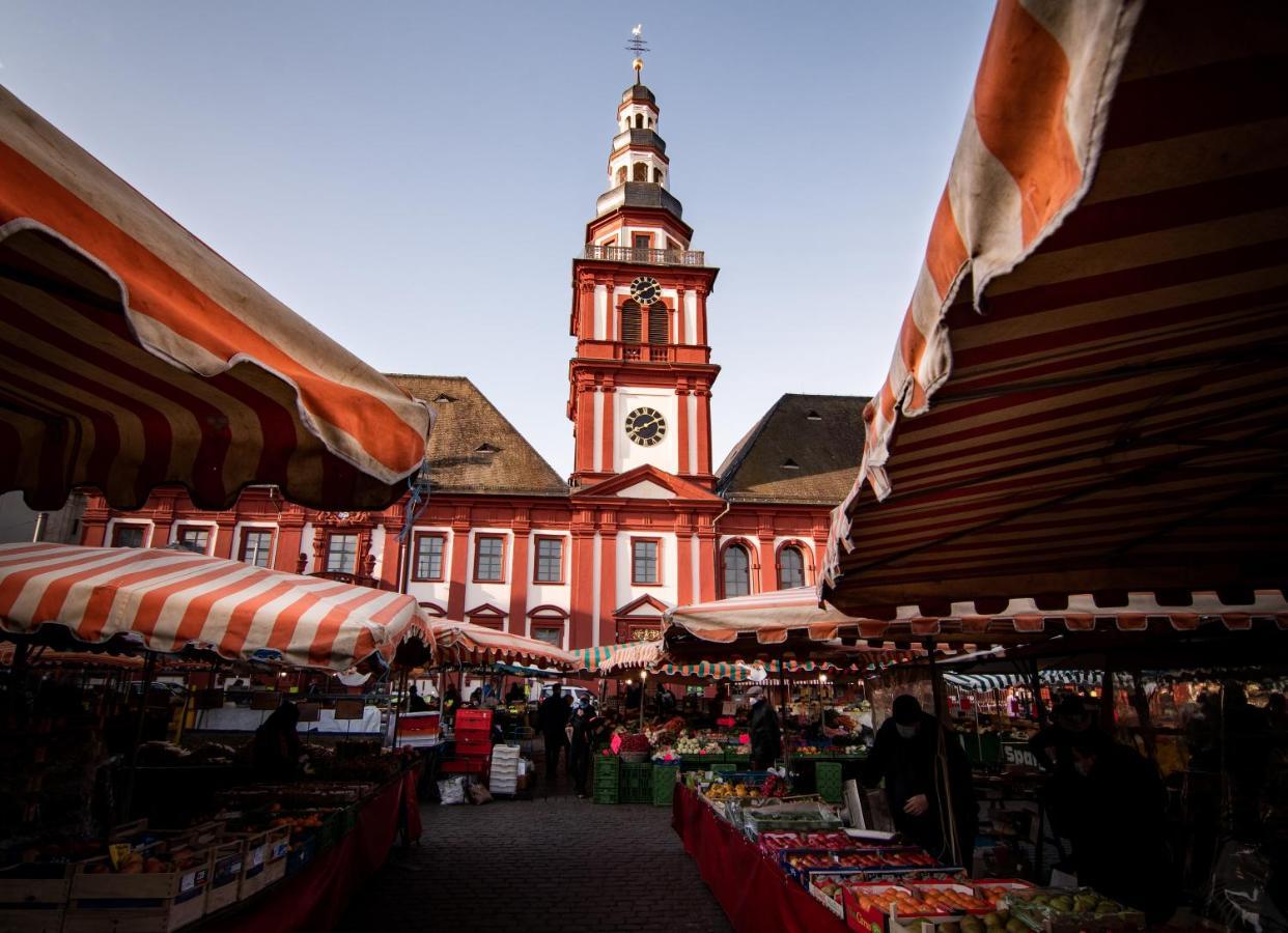 Hostel مانهايم المظهر الخارجي الصورة The Christmas market in front of the church