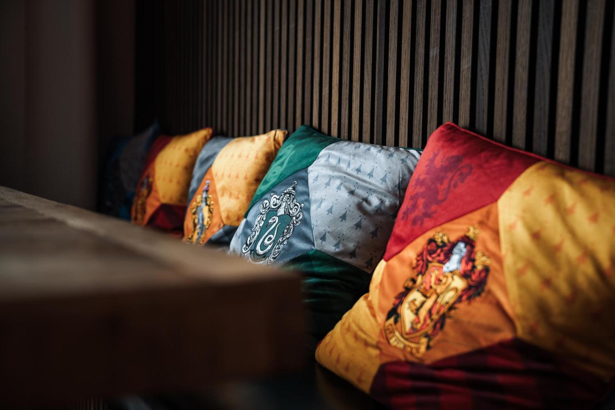 Hostel مانهايم المظهر الخارجي الصورة Pillows with the coats of arms of the four houses