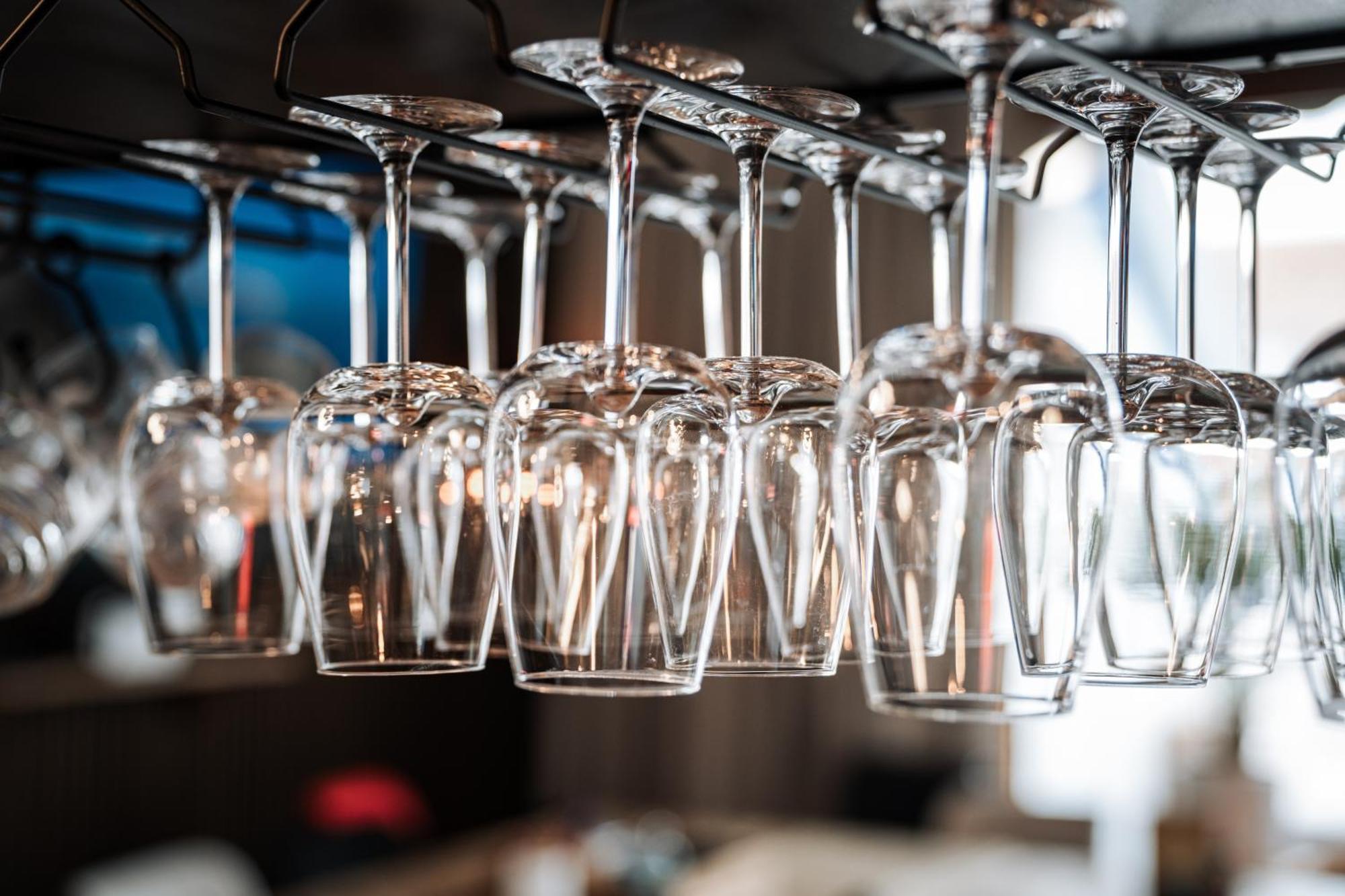 Hostel مانهايم المظهر الخارجي الصورة Wine glasses hanging from a wine rack