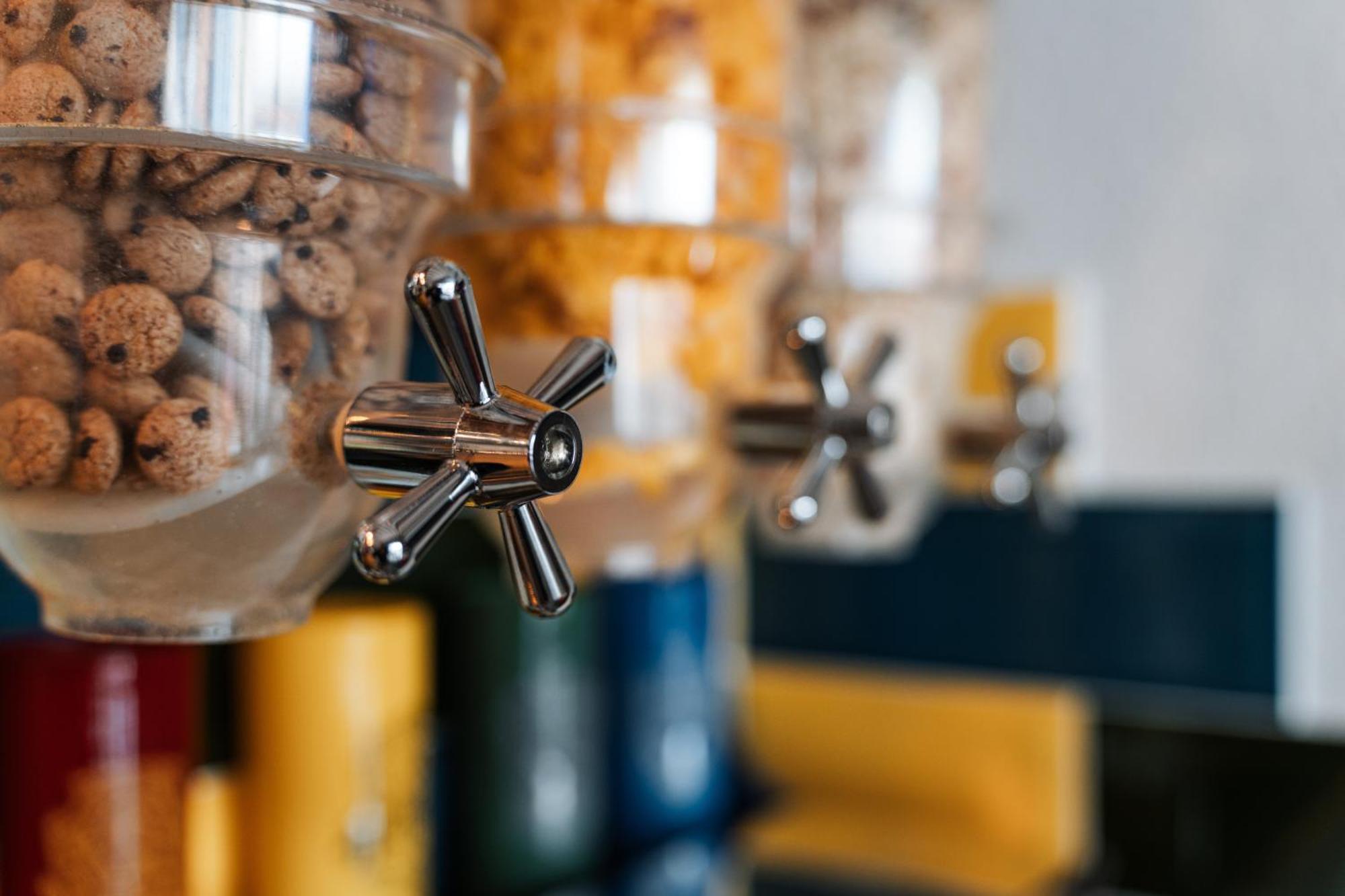 Hostel مانهايم المظهر الخارجي الصورة A set of four glass canisters with chrome lids