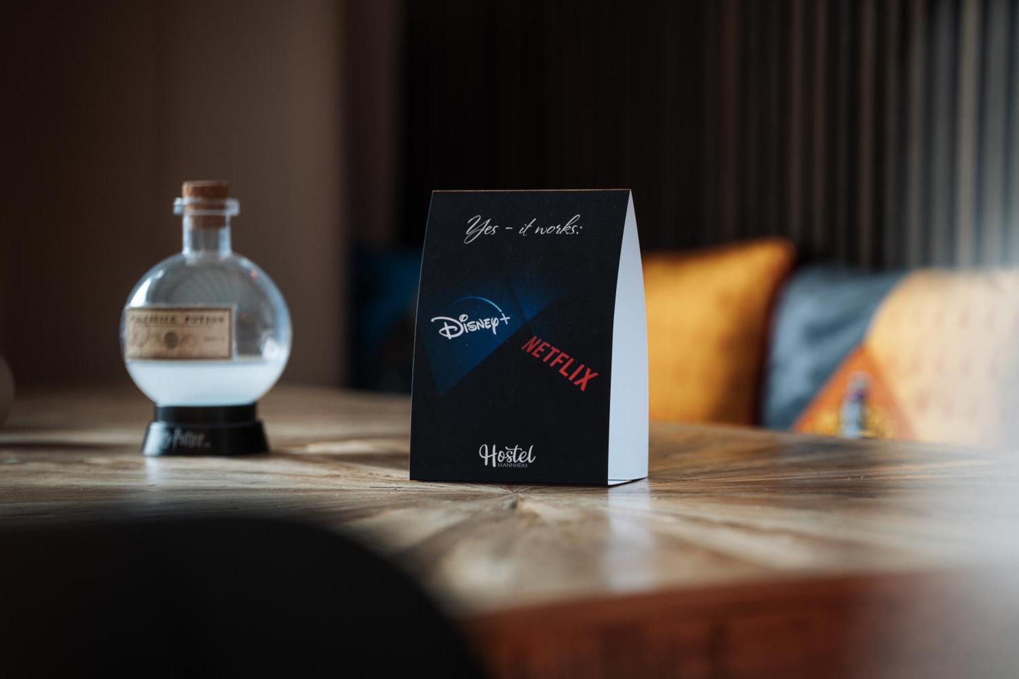Hostel مانهايم المظهر الخارجي الصورة A Netflix card in a hotel