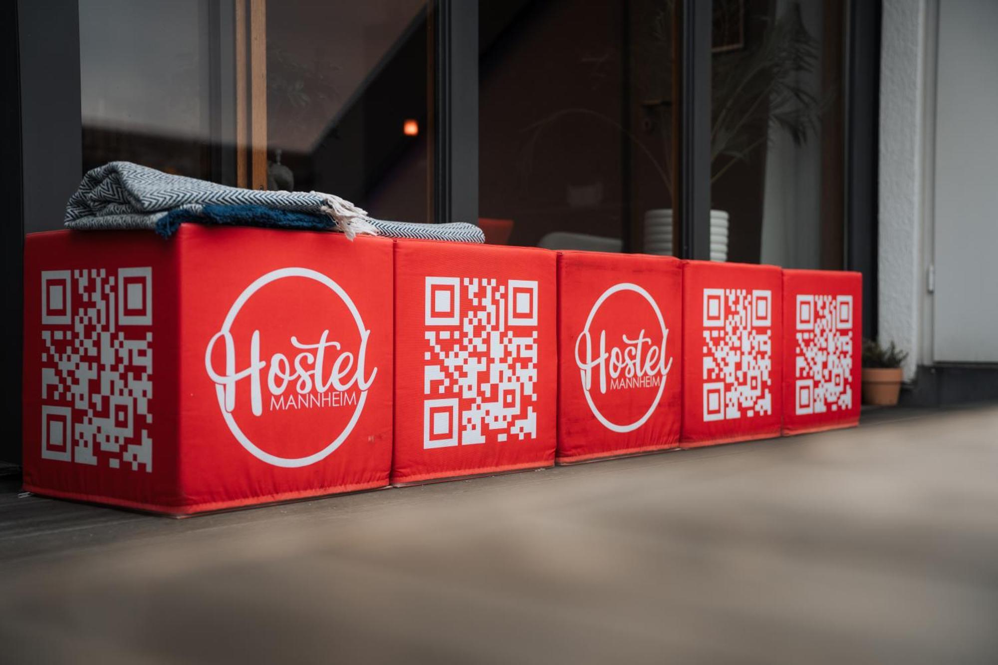 Hostel مانهايم المظهر الخارجي الصورة QR codes on a bench